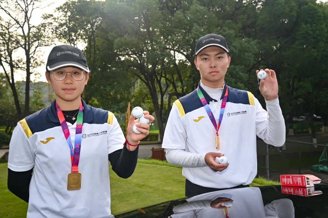 电影《八个女人一台戏》以排演一出舞台剧为契机，描摹了一幅当代娱乐圈女性众生相，电影全程在香港取景，背景设置在中环大会堂，这里凝聚了很多香港人的文化记忆，而关锦鹏更称之为;香港的文化摇篮地，而片段中南音、舞台剧等元素，都为这部情感浓郁的女性群像戏增添了厚重的文化积淀及独树一帜的香港人文情怀